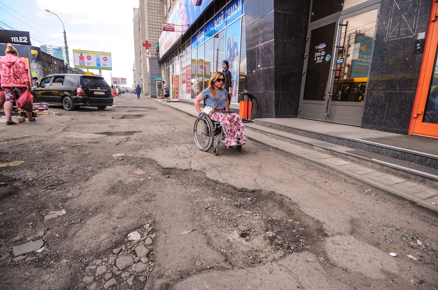 По такому тротуару, как на фото (остановка «Магазин "Кристалл"» на левобережье), будет нелегко пройти даже здоровому человеку<br> По такому тротуару, как на фото (остановка «Магазин "Кристалл"» на левобережье), будет нелегко пройти даже здоровому человеку<br>