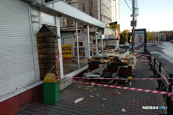После Дня города павильоны с Театральной площади начали сносить После Дня города павильоны с Театральной площади начали сносить 