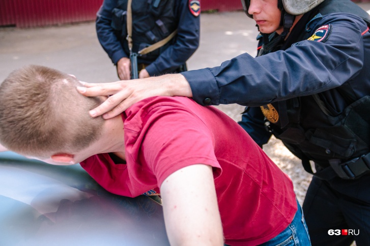 Полицейских задержали с поличным Полицейских задержали с поличным