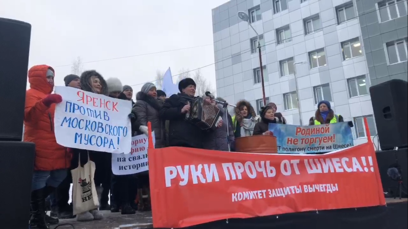 Крюковы поют песню «Если бы не Шиес, не встретились бы мы» Крюковы поют песню «Если бы не Шиес, не встретились бы мы»