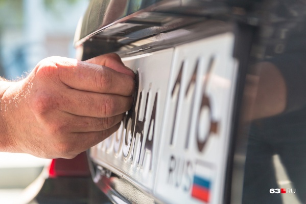 ГИБДД планирует запустить выдачу номеров в автосалонах в феврале ГИБДД планирует запустить выдачу номеров в автосалонах в феврале