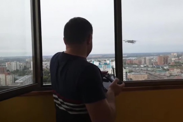 Накануне, 12 сентября, Сергей Бойко с помощью квадрокоптера передал друзьям цифровые носители данных. Одновременно с этим в его квартиру пытались попасть силовики Накануне, 12 сентября, Сергей Бойко с помощью квадрокоптера передал друзьям цифровые носители данных. Одновременно с этим в его квартиру пытались попасть силовики