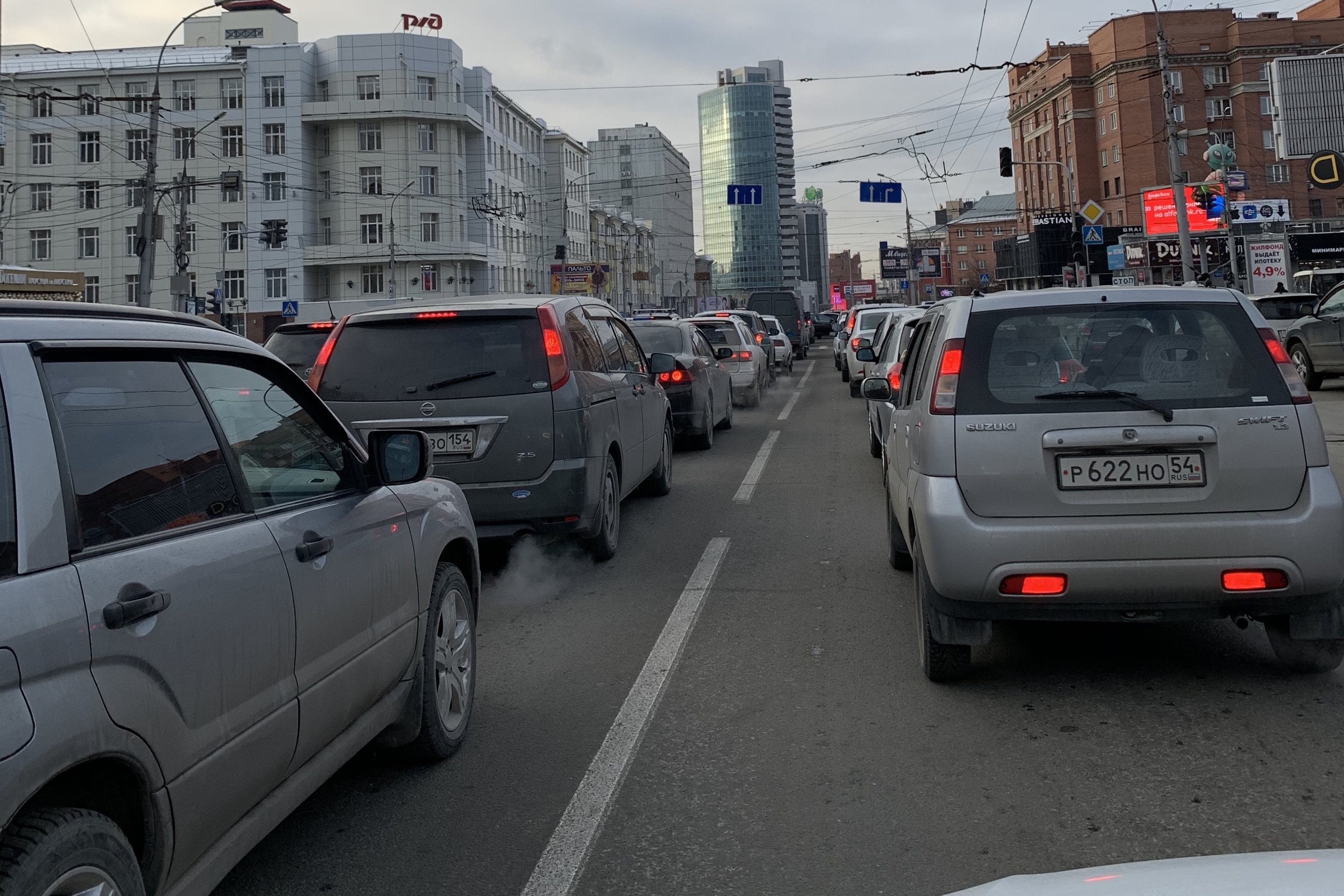 Ищите другую дорогу: сломанный светофор собрал длинную пробку на перекрёстке с проспектом Димитрова