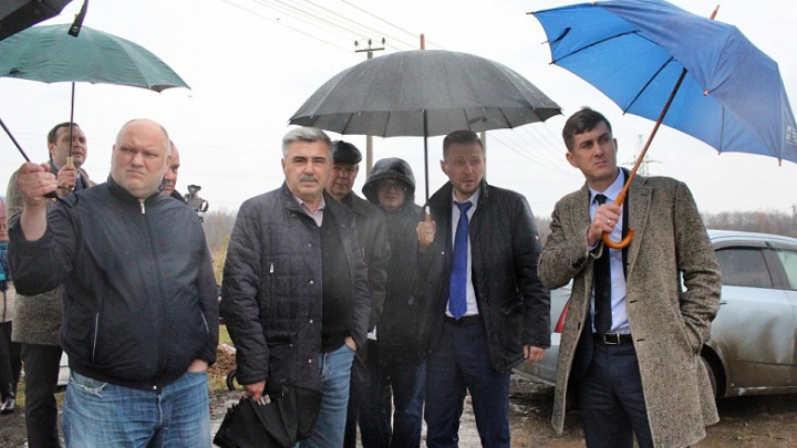 «В такие лужи хоронить нельзя»: в Ярославле депутаты провели совещание на кладбище
