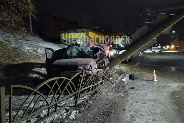 На проезжей части оказались повалены две опоры освещения На проезжей части оказались повалены две опоры освещения