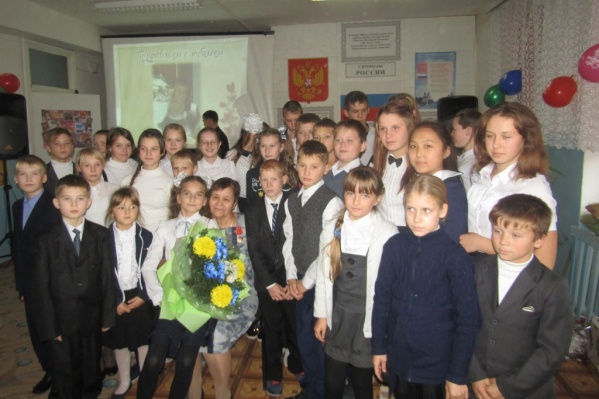Сталинара Шляхова (в первом ряду с цветами) в этом году снова взяла пятый класс Сталинара Шляхова (в первом ряду с цветами) в этом году снова взяла пятый класс