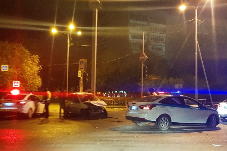 Эвакуатор забрал с места происшествия разбитые машины только в восьмом часу утра Эвакуатор забрал с места происшествия разбитые машины только в восьмом часу утра