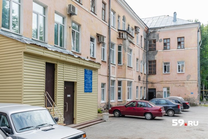 В этом здании МСЧ № 7 располагаются хирургическое, гинекологическое и административное отделения В этом здании МСЧ № 7 располагаются хирургическое, гинекологическое и административное отделения