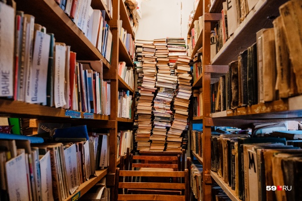 Библиотекарь утверждает, что в фондах очень мало книг, поэтому она скачивала произведения из интернета Библиотекарь утверждает, что в фондах очень мало книг, поэтому она скачивала произведения из интернета