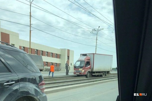 По словам очевидцев, водитель грузовика пытался срезать дорогу По словам очевидцев, водитель грузовика пытался срезать дорогу