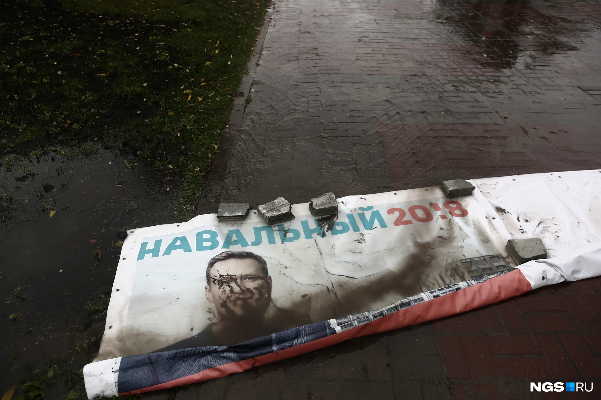Последствия потопа на набережной — плакаты с Навальным в грязи. Фото Александра Ощепкова