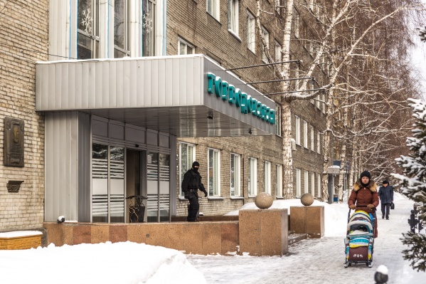 Обыски в «Горводоканале» 1 марта 2019 года — оперативники выносят документацию Обыски в «Горводоканале» 1 марта 2019 года — оперативники выносят документацию
