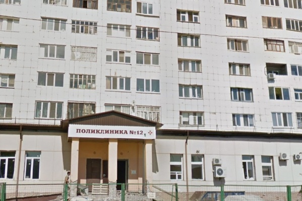 Мужчина упал прямо на козырек поликлиники Мужчина упал прямо на козырек поликлиники