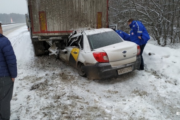 Судя по повреждениям, легковой автомобиль двигался на большой скорости Судя по повреждениям, легковой автомобиль двигался на большой скорости