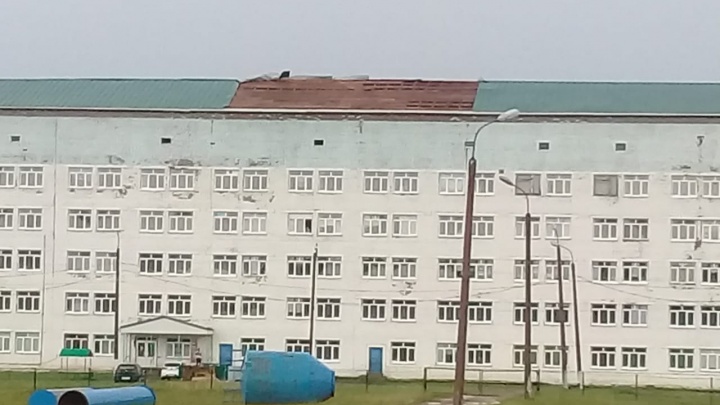 В Башкирии шквалистый ветер сорвал часть крыши со здания районной больницы