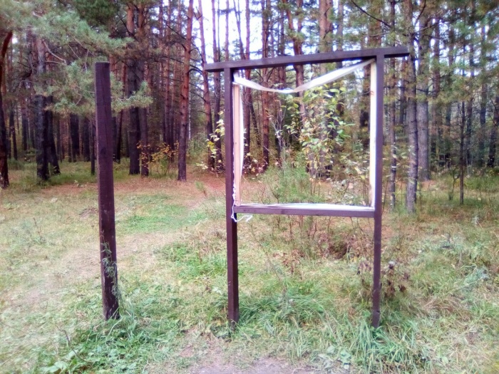 Из одного стенда вырезали карту Из одного стенда вырезали карту