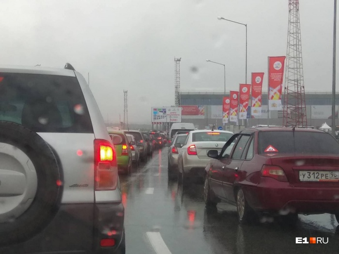 В пробке на въезде можно потерять почти час времени В пробке на въезде можно потерять почти час времени