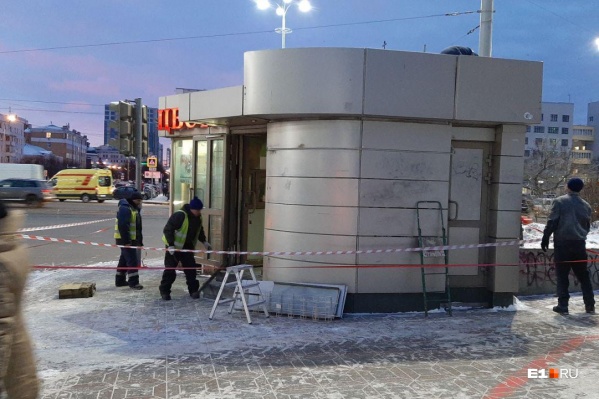 Киоск начали разбирать утром 13 декабря Киоск начали разбирать утром 13 декабря