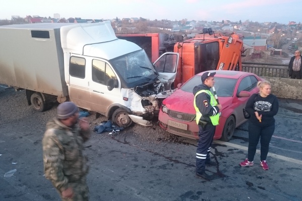 Машины закблокировали одну полосу Машины закблокировали одну полосу
