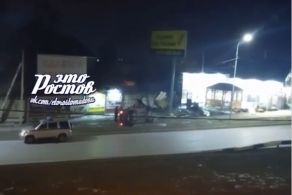 Водителя вытащили из перевернувшейся машины Водителя вытащили из перевернувшейся машины