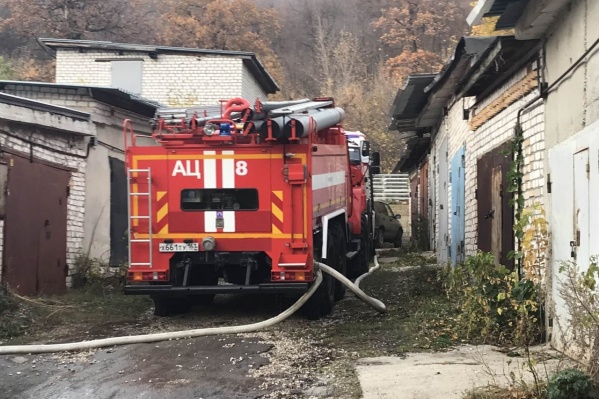 Пожар вспыхнул недалеко от гаражного массива в Красноглинском районе Пожар вспыхнул недалеко от гаражного массива в Красноглинском районе