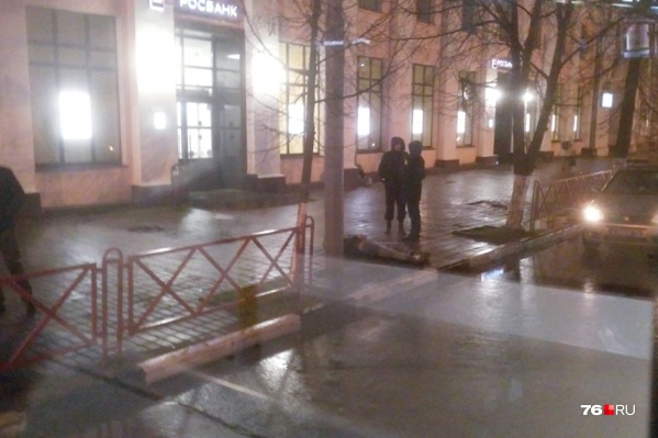 Мужчина лежал без движения Мужчина лежал без движения