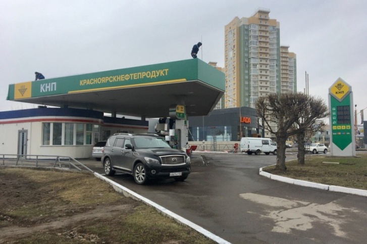 В сети поясняют, что в это время на АЗС проходил слив топлива и резервуары были перепутаны В сети поясняют, что в это время на АЗС проходил слив топлива и резервуары были перепутаны