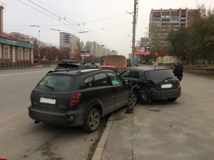 Авария случилась в 8:40 — столкнулись четыре машины Авария случилась в 8:40 — столкнулись четыре машины