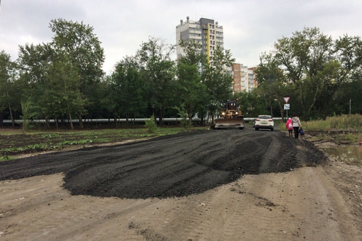 Жители считают, что им положили асфальт, бывший в употреблении Жители считают, что им положили асфальт, бывший в употреблении
