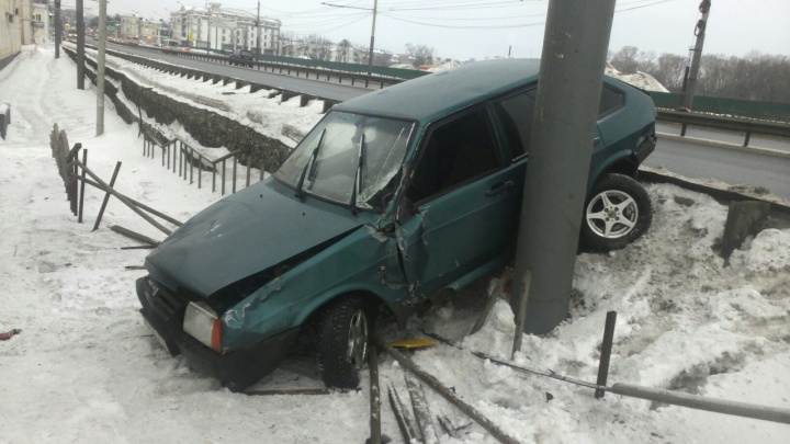 Слетел с ровной дороги и врезался в столб: серьёзное ДТП на Московском проспекте