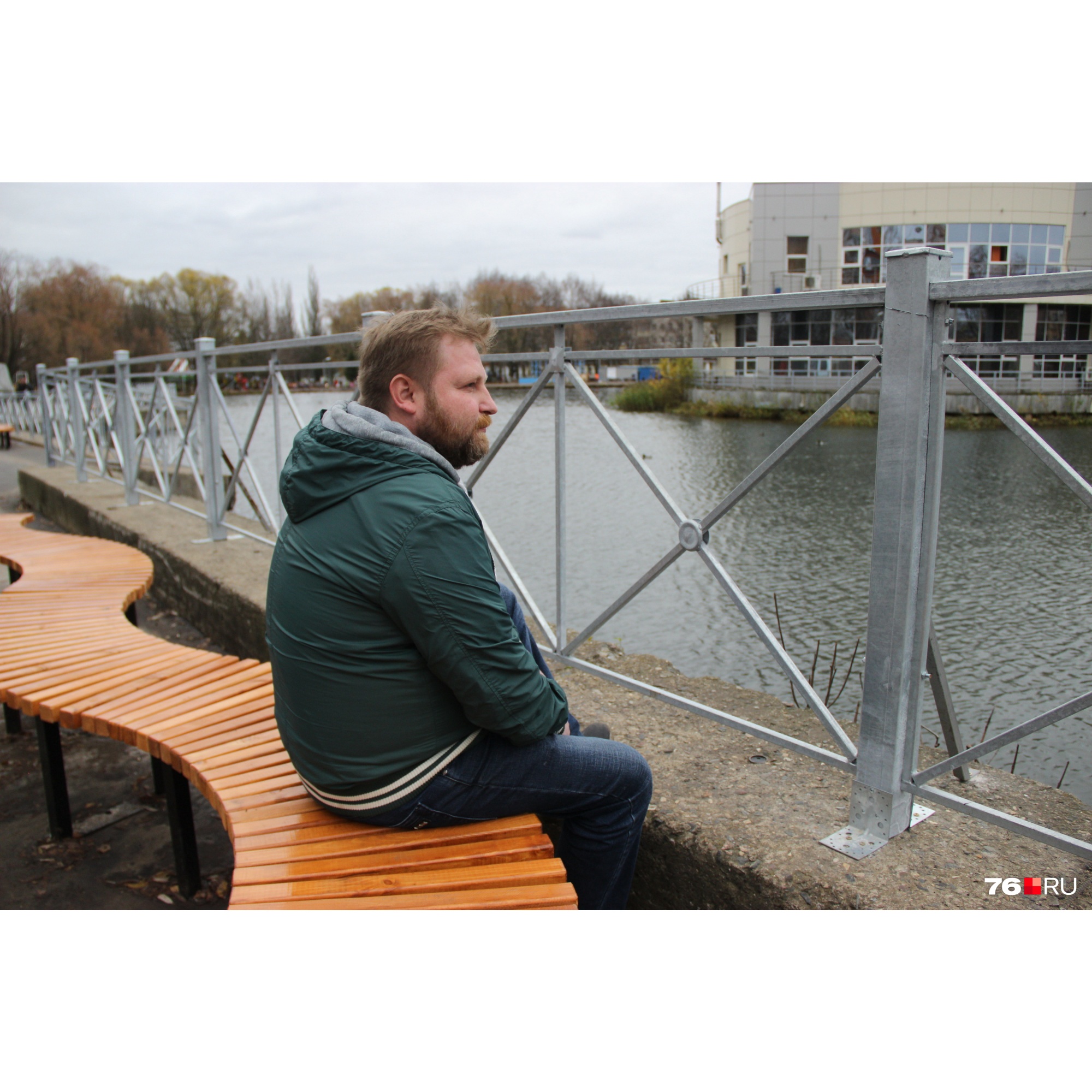 Лавки с видом на забор: как в Ярославле благоустроили парк за 30 миллионов рублей