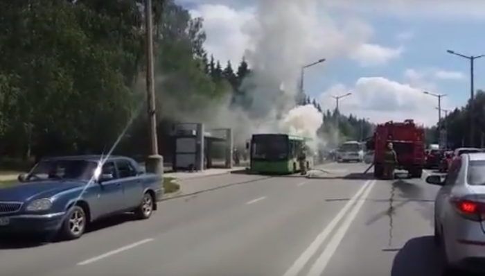Автобус № 72 загорелся на пр. Лаврентьева днём 28 июня Автобус № 72 загорелся на пр. Лаврентьева днём 28 июня
