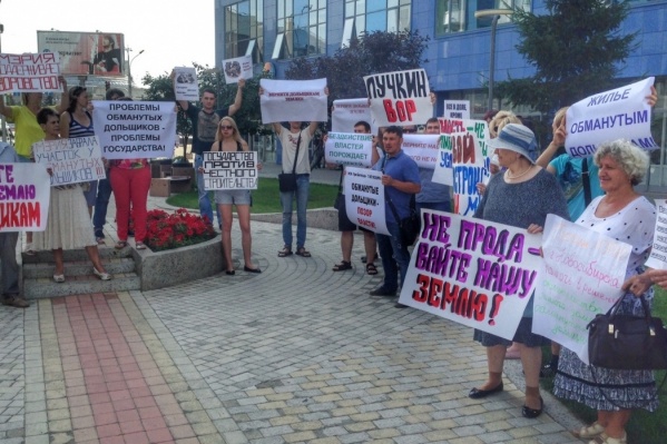 Летом 2016 года обманутые дольщики ЖК «Три богатыря» вышли на пикет, чтобы обратить внимание властей на свою проблему Летом 2016 года обманутые дольщики ЖК «Три богатыря» вышли на пикет, чтобы обратить внимание властей на свою проблему