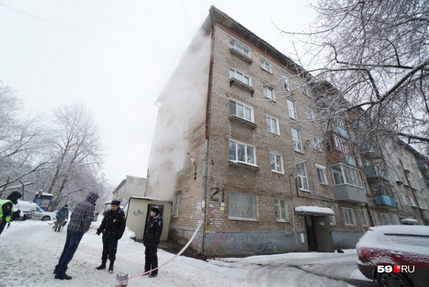 Из двери гостиницы все утро валил пар Из двери гостиницы все утро валил пар