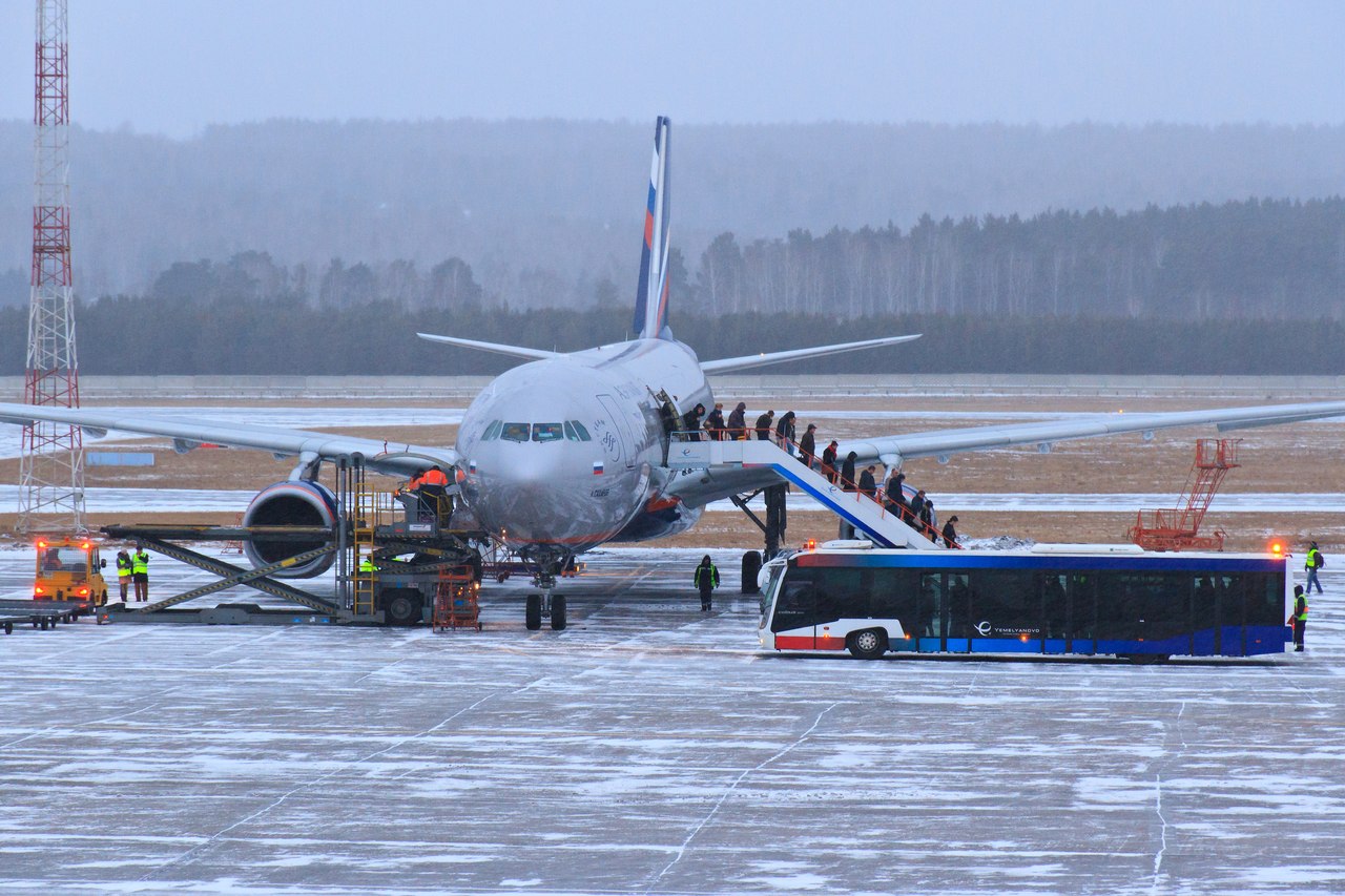 Самолет красноярск. Аэропорты Красноярского края. Аэропорт Красноярск рулежная дорожка. Аэродром Красноярск. Рулежная дорожка аэропорта Емельяново в Красноярске.