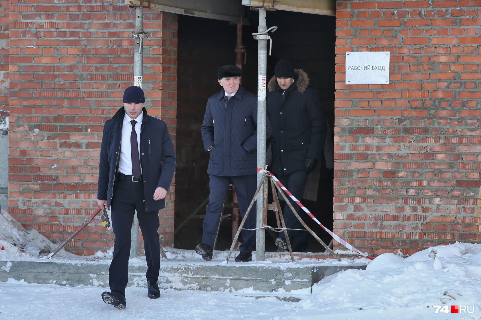 Губернатор Борис Дубровский прошёлся по всем этажам школы