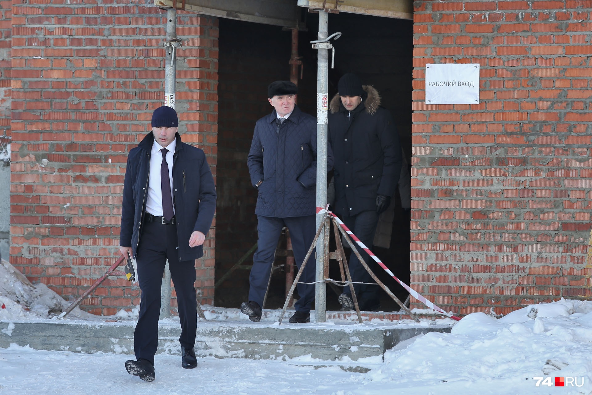 Губернатор Борис Дубровский прошёлся по всем этажам школы Губернатор Борис Дубровский прошёлся по всем этажам школы