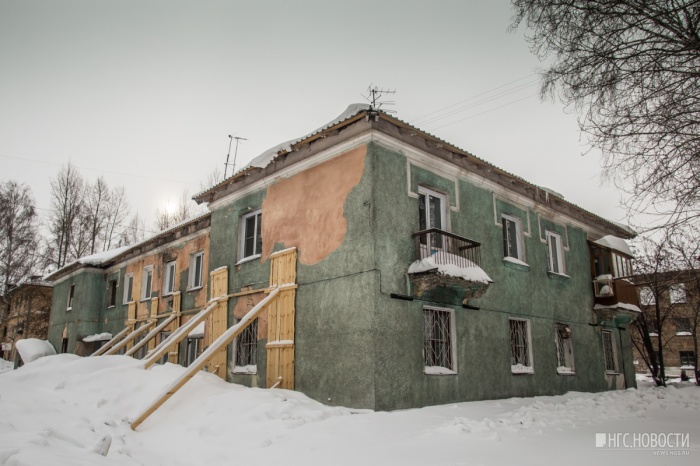 Дом на улице Обогатительной, 9 прославился прошлой зимой, когда его стены начали подпирать балками, чтобы он не рухнул Дом на улице Обогатительной, 9 прославился прошлой зимой, когда его стены начали подпирать балками, чтобы он не рухнул