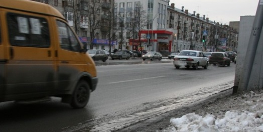 Хотел развернуться, въехал в маршрутку и улетел на припаркованные иномарки: ДТП на Комсомольской