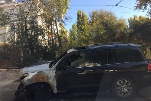 Иномарка вспыхнула сегодня ночью Иномарка вспыхнула сегодня ночью 