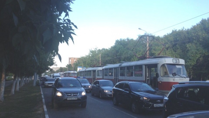 В Самаре на улице Аэродромной образовалась огромная пробка из трамваев