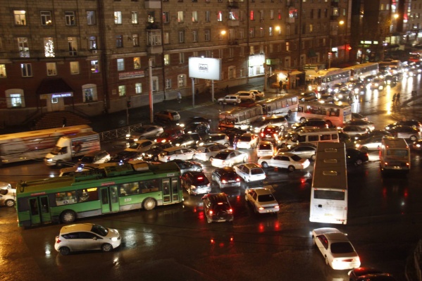 Движение затруднено по всем улицам, подходящим к площади Маркса Движение затруднено по всем улицам, подходящим к площади Маркса