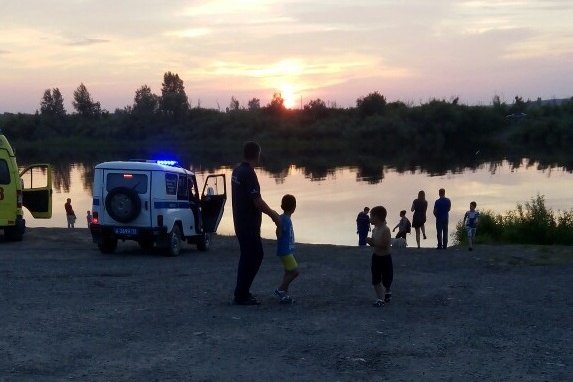 На место выезжали полицейские и врачи скорой помощи. Оперативно найти утонувшего в реке специалистам не удалось На место выезжали полицейские и врачи скорой помощи. Оперативно найти утонувшего в реке специалистам не удалось 