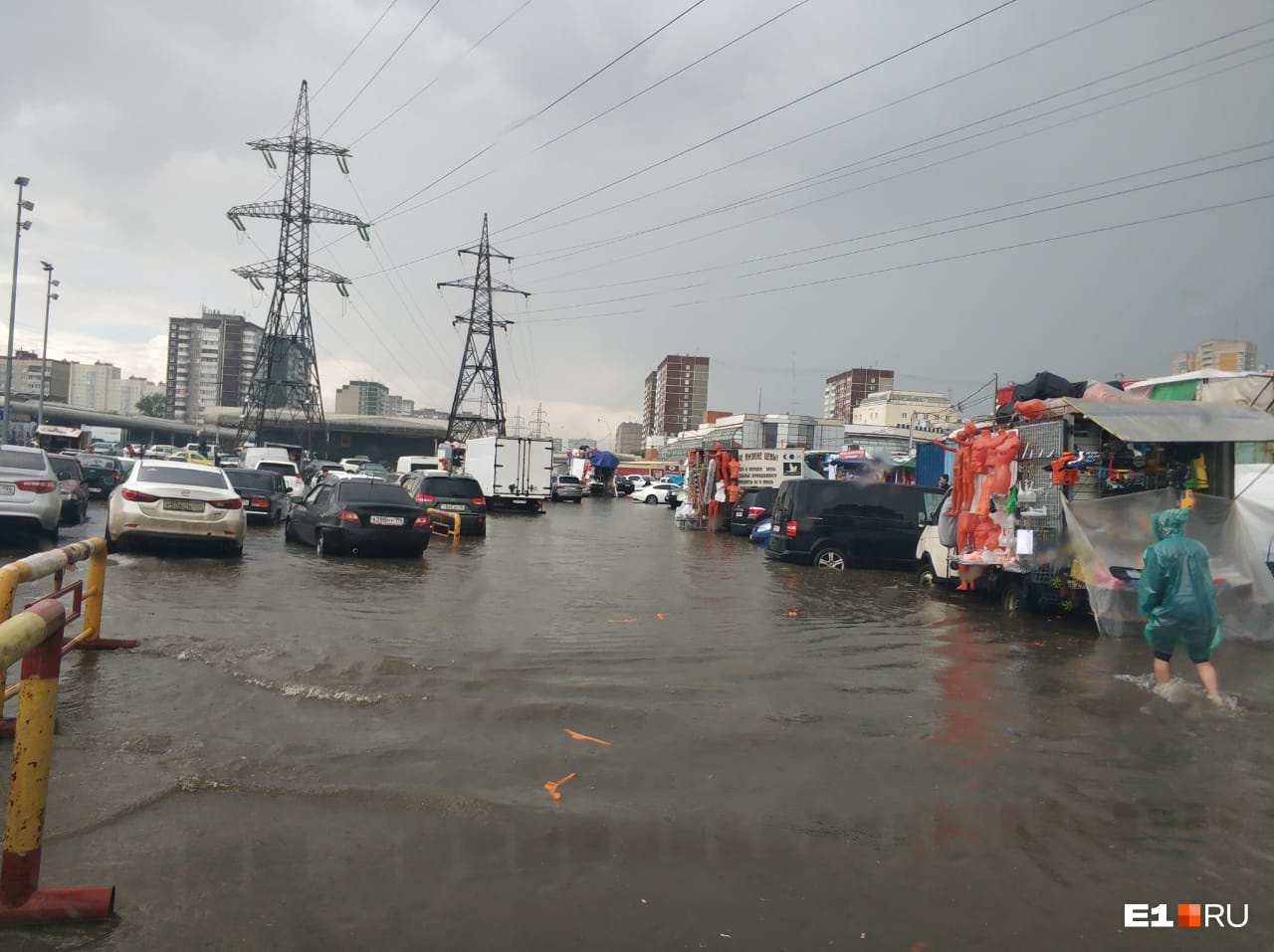 После сильного дождя. Екатеринбург ушел под воду. Екатеринбург грязные места. Екатеринбург ушел под воду вчера. Покидаю Екатеринбург.