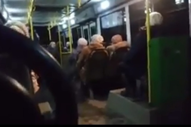 Бабушки начали петь на весь салон Бабушки начали петь на весь салон