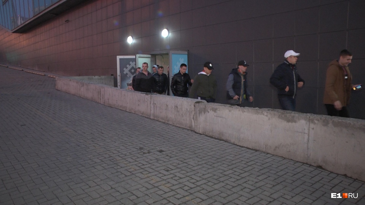 Всех людей вывели на улицу Всех людей вывели на улицу