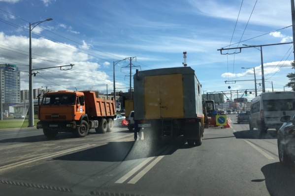 В этом месте на Московском шоссе уже меняли водовод летом. Но, видимо, что-то пошло не так В этом месте на Московском шоссе уже меняли водовод летом. Но, видимо, что-то пошло не так