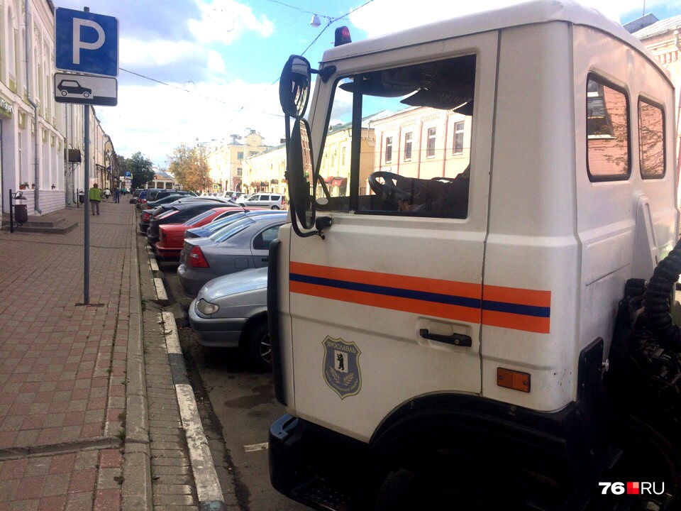 Днем в центре города сложно найти свободное парковочное место Днем в центре города сложно найти свободное парковочное место