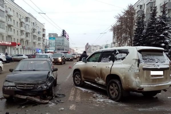 Водитель «Тойоты» выезжал со двора и столкнулся со встречкой Водитель «Тойоты» выезжал со двора и столкнулся со встречкой