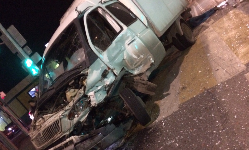 «Водитель лежал на голом асфальте»: на шоссе Авиаторов в Волгограде в час пик столкнулись грузовики
